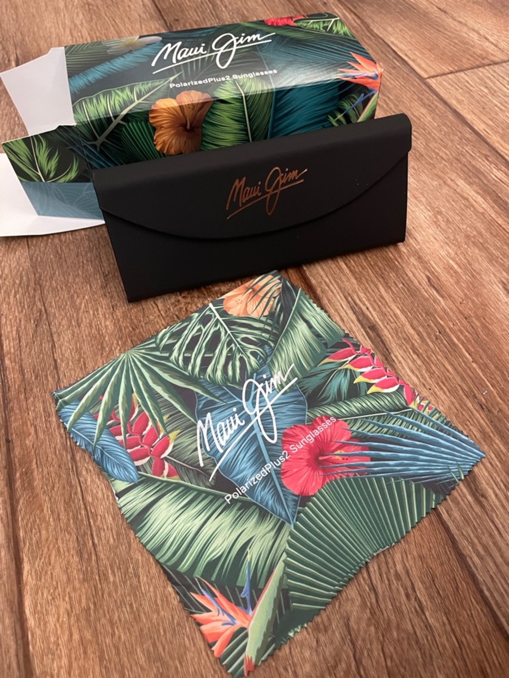 Maui Jim Black Case with Tropical Multicolor Cleaning Cloth